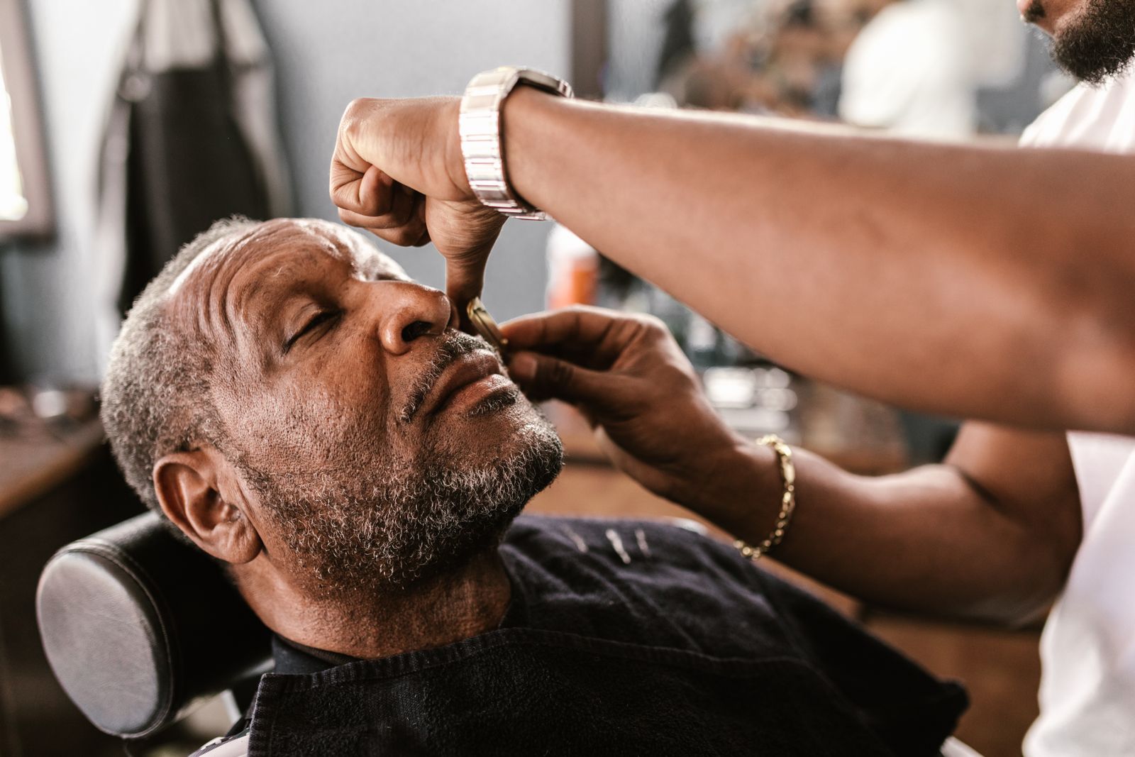 Cabelo e Barba Grisalha: Como Cuidar e Estilizar com Atitude